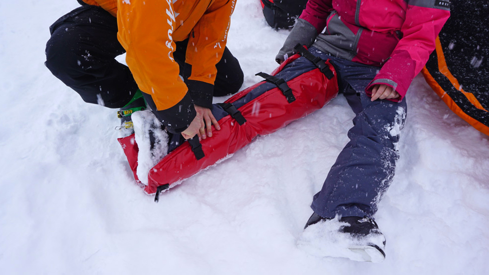 Anlegen der Beinschiene im Schnee