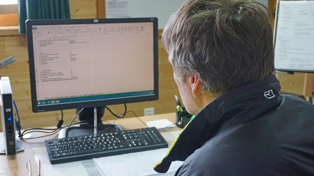 Wadi beim Eingeben des Schneeberichts am Computer