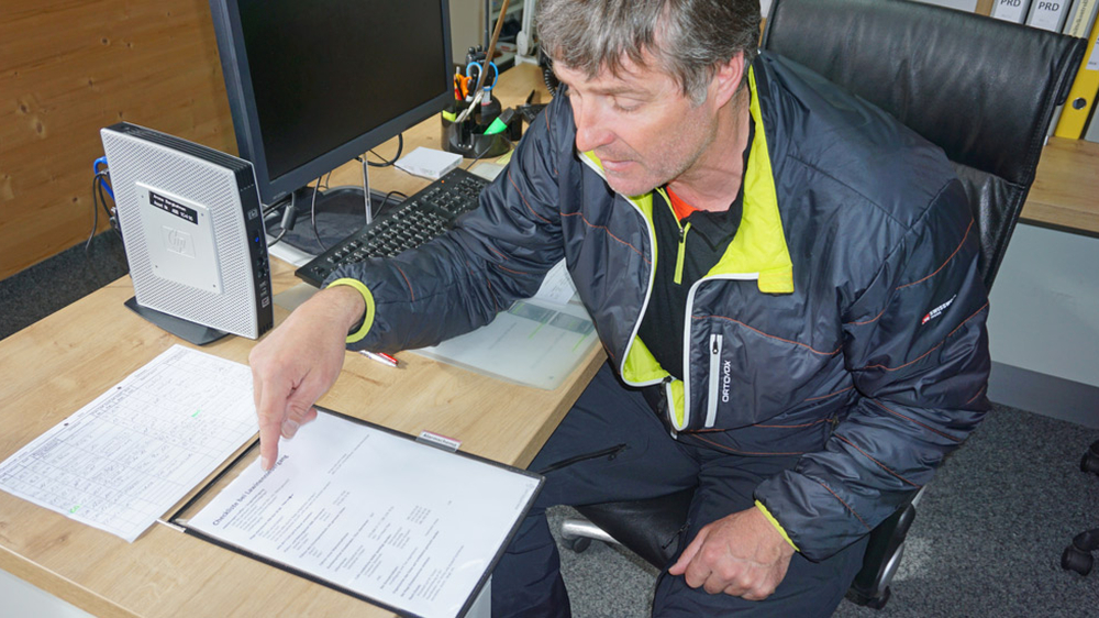 Pistenchef Wadi zeigt die Checkliste beim Lawinenabgang