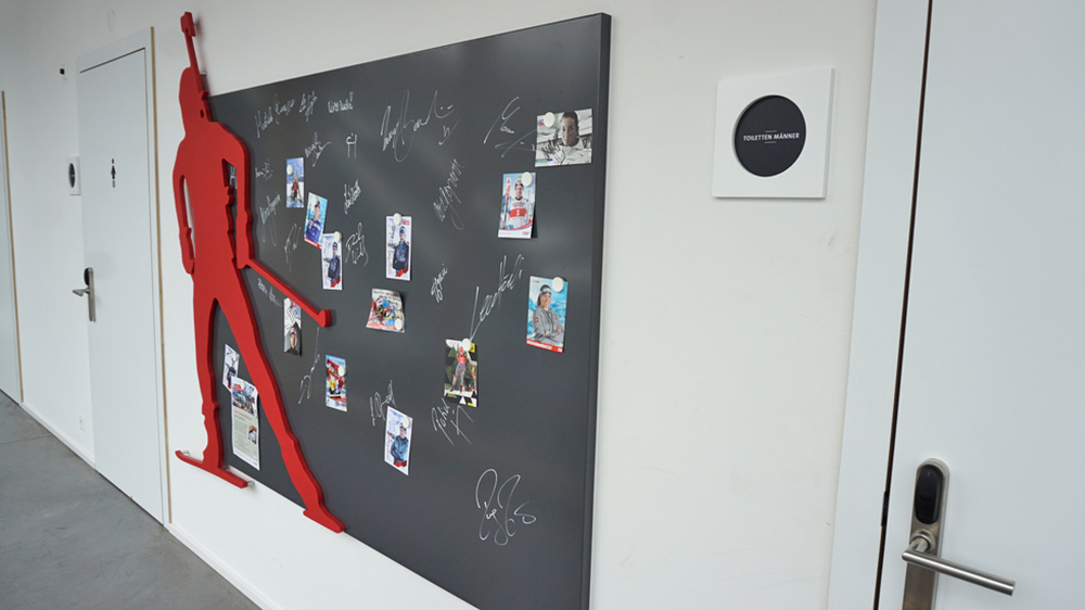 Unterschriften der Biathlonstars in der Biathlon Arena Lenzerheide