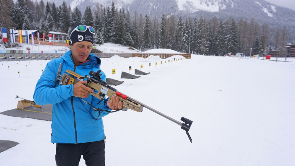 Franco zeigt den richtigen Anschlag mit dem Biathlongewehr