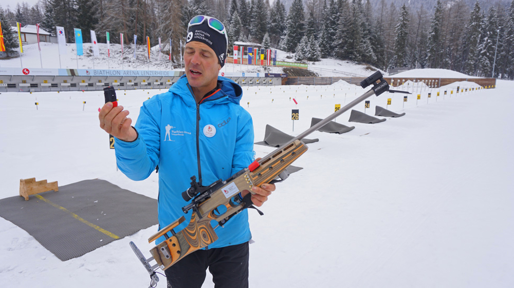 Franco erklärt das Nachladen mit Hilfe des Magazins