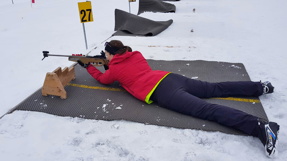 Beim Üben der richtigen Liegendposition beim Schießen