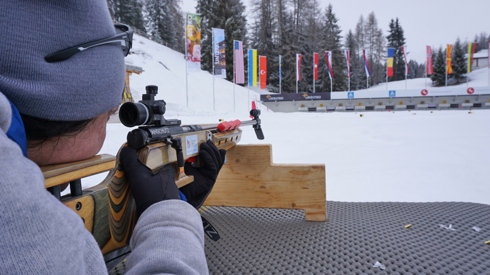 Blick über die Schulter bei Liegendschießen in der Biathlon Arena Lenzerheide
