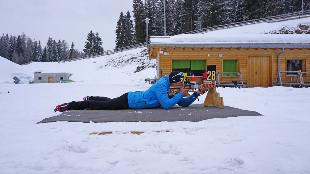 Franco zeigt die richtige Position beim Liegendschießen