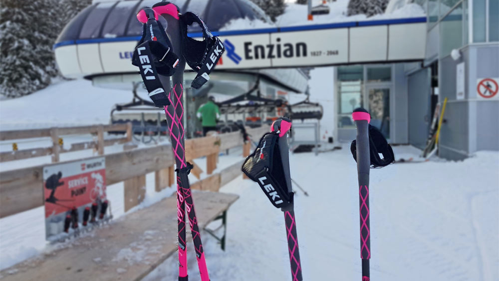 Leki Skitourenstöcke vor der Talstation der Bahn