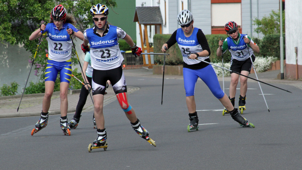 Ein Rennen auf Skirollern