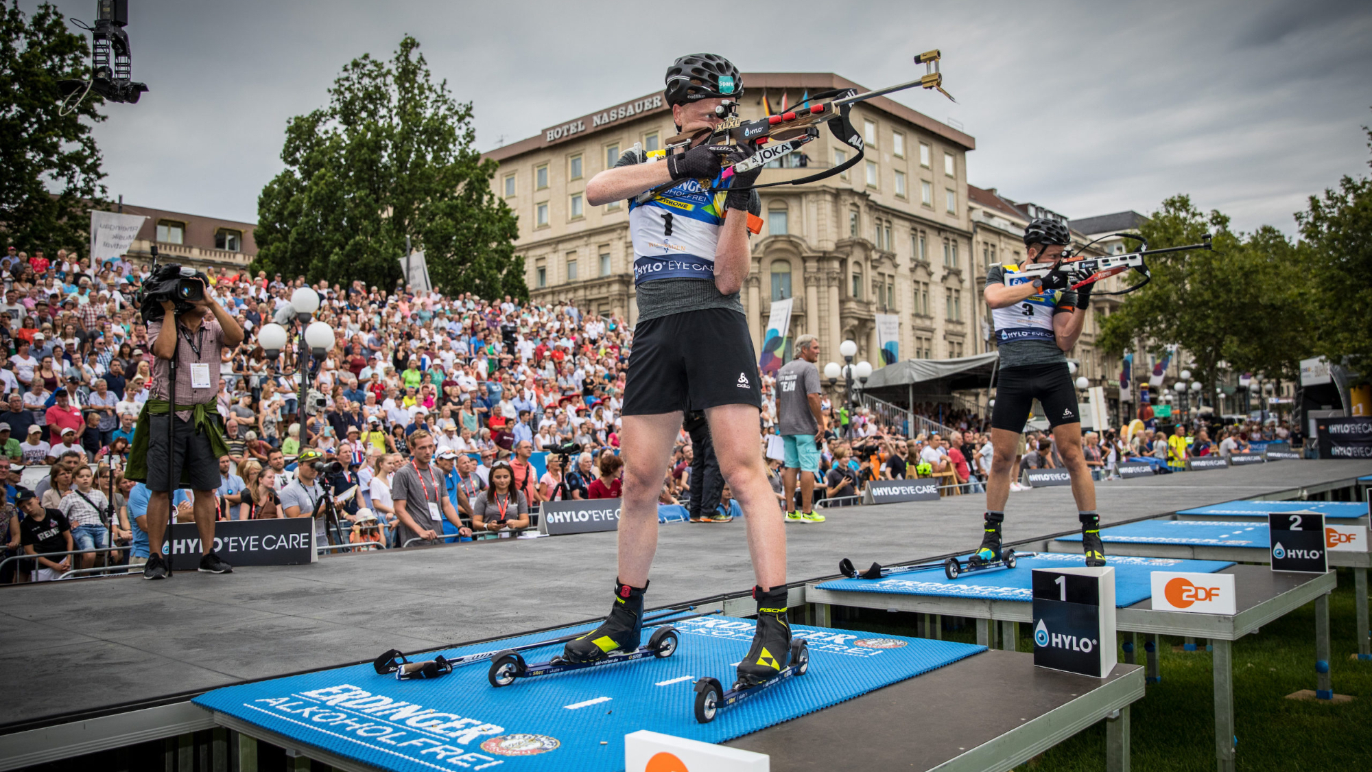 Am Schießstand beim City Biathlon in Wiesbaden