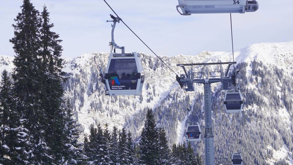 Blick auf die Gondeln der Ratschings-Jaufen Bahn