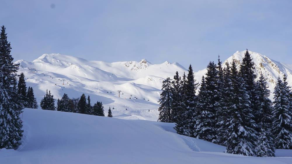 Blick über das Skigebiet Ratschings-Jaufen mit Rinneralm-Bahn und Enzian-Lift