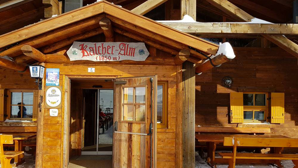Eingang zur gemütlichen Kalcher-Alm