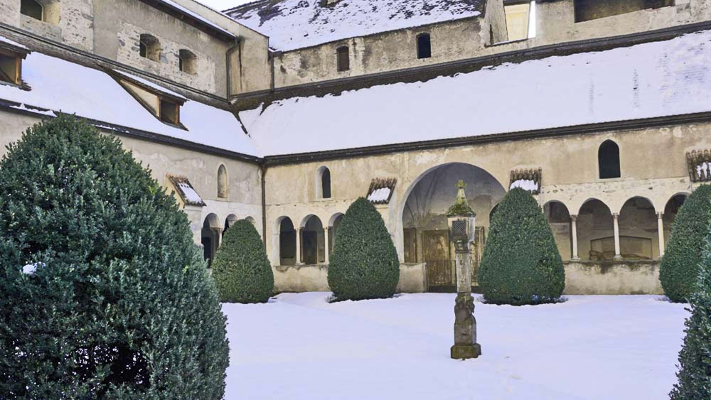 Innenhof mit Kreuzgang und Totenleuchte