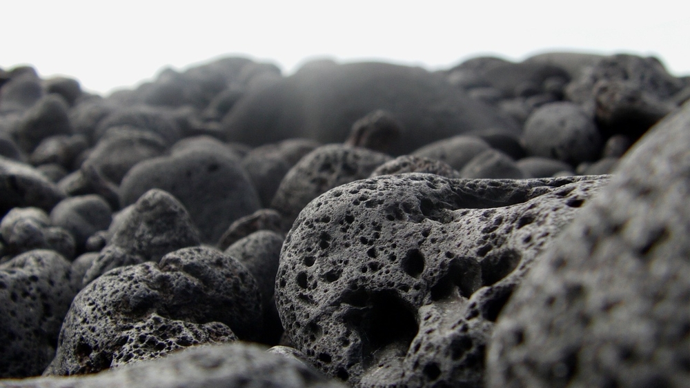 Bei der LaStone-Therapie wird der Körper mit heißen und kalten Lavasteinen massiert.