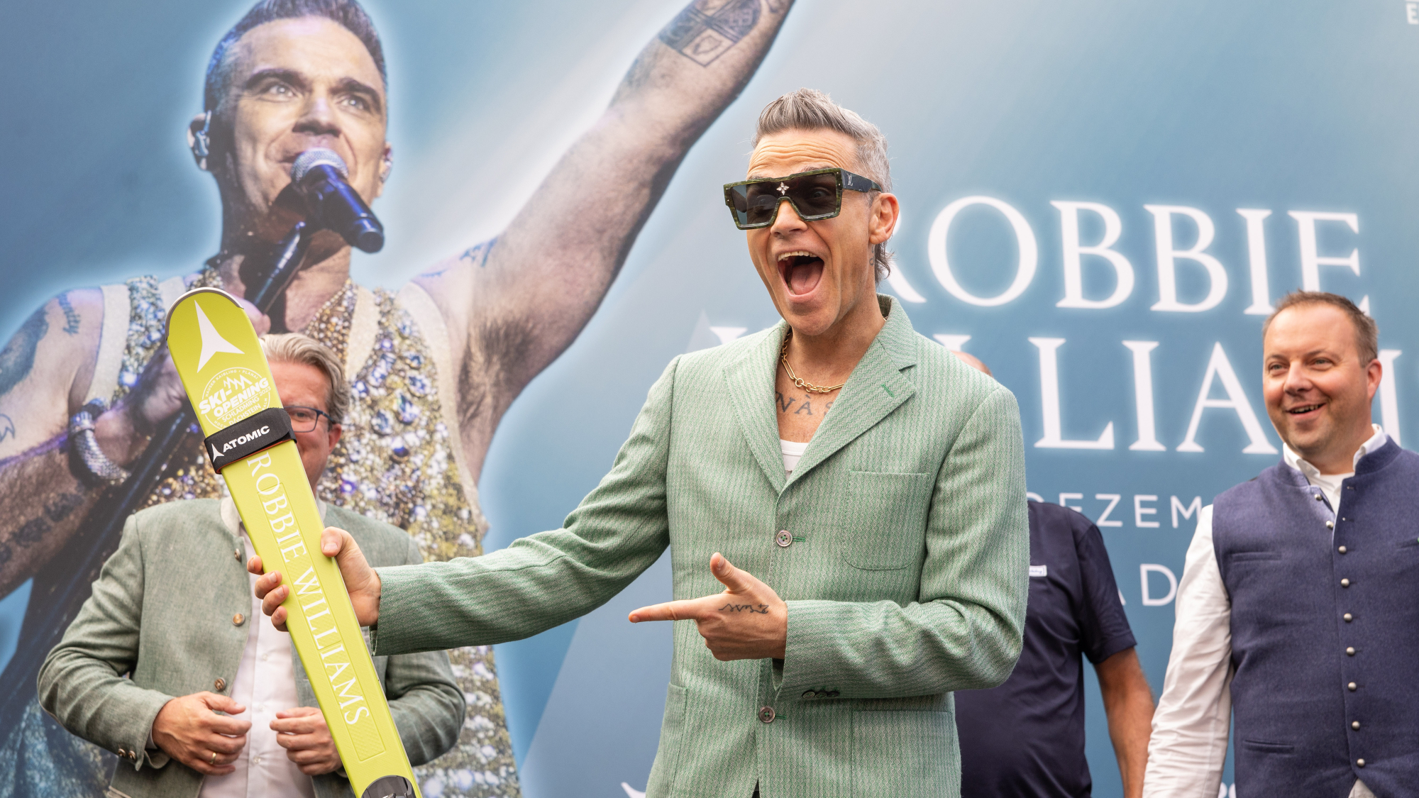  Robbie Williams wurde von den Vertretern Politik, Tourismus und Bergbahnen mit Alpinskiern ausgesta