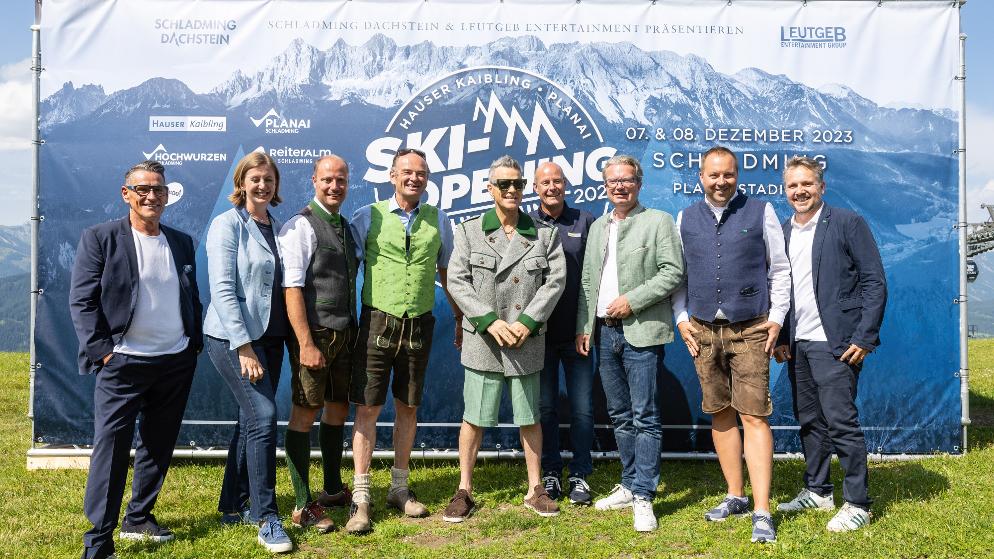  Robbie Williams wurde von den Vertretern Politik, Tourismus und Bergbahnen mit Alpinskiern ausgesta