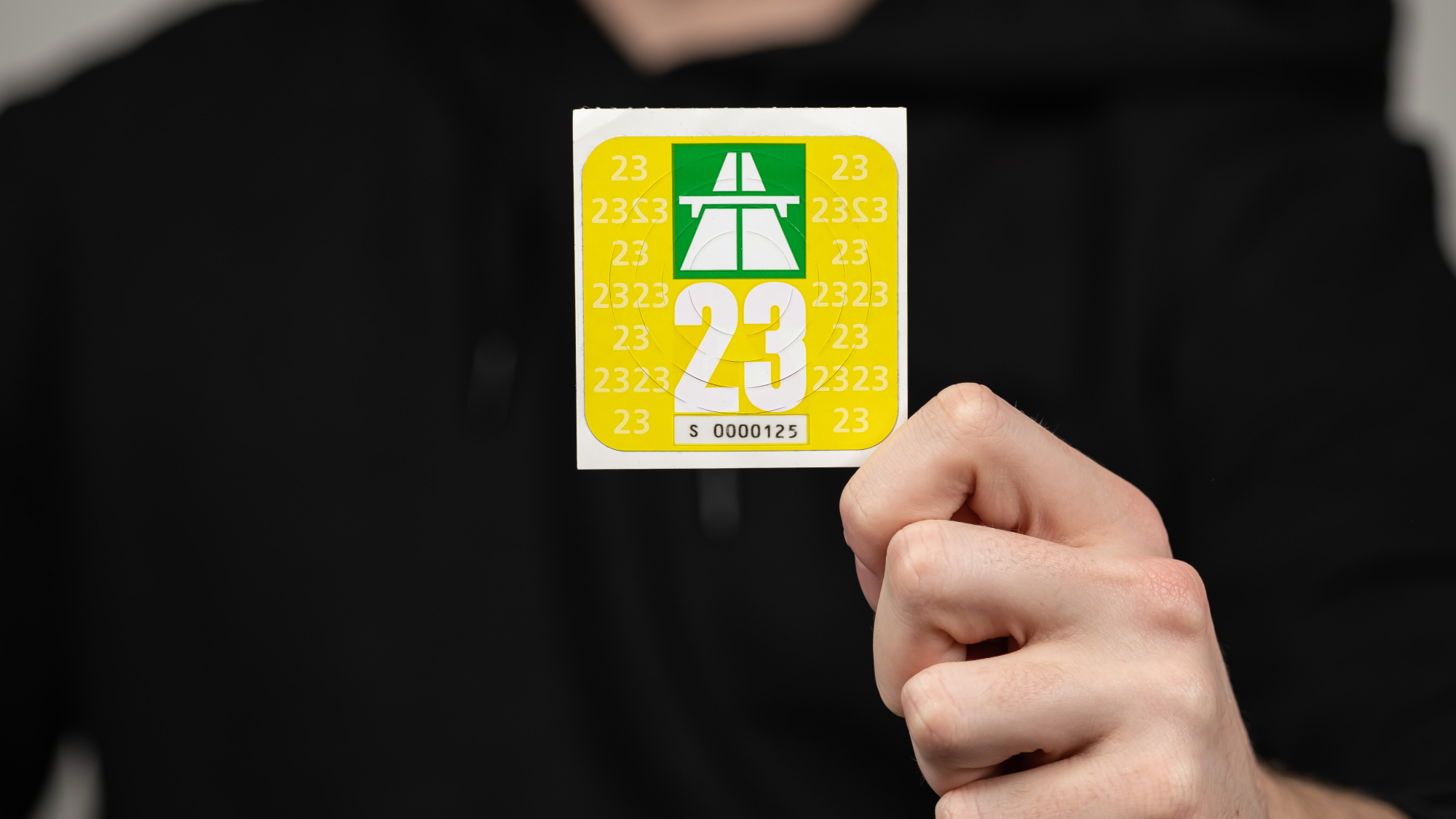 Die Vignette für die Autobahnen der Schweiz gibt es ab dem 01. August 2023 auch als E-Vignette