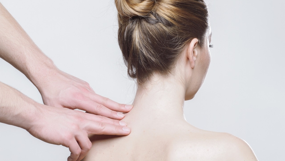 Die Lymphdrainage ist eine Massage mit sanften Streich- und Kreisbewegungen mit den Fingerspitzen.