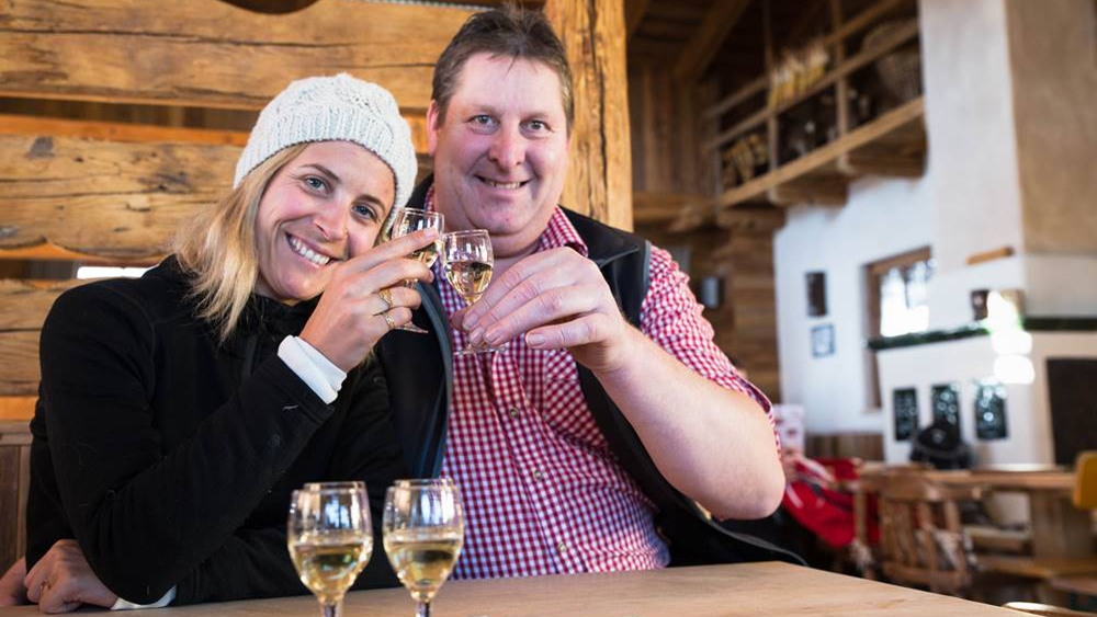 Zufriedener Gast mit Hüttenwirt