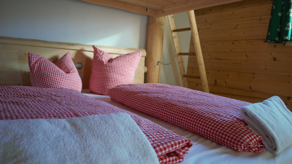 Bett in der Sattelbergalm