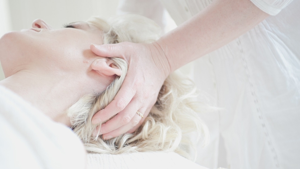 Durch eine Massage werden Muskelverspannungen gelöst und die Hautfunktionen angeregt.