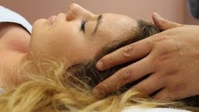 Die Massage gegen Kopfschmerzen und Falten