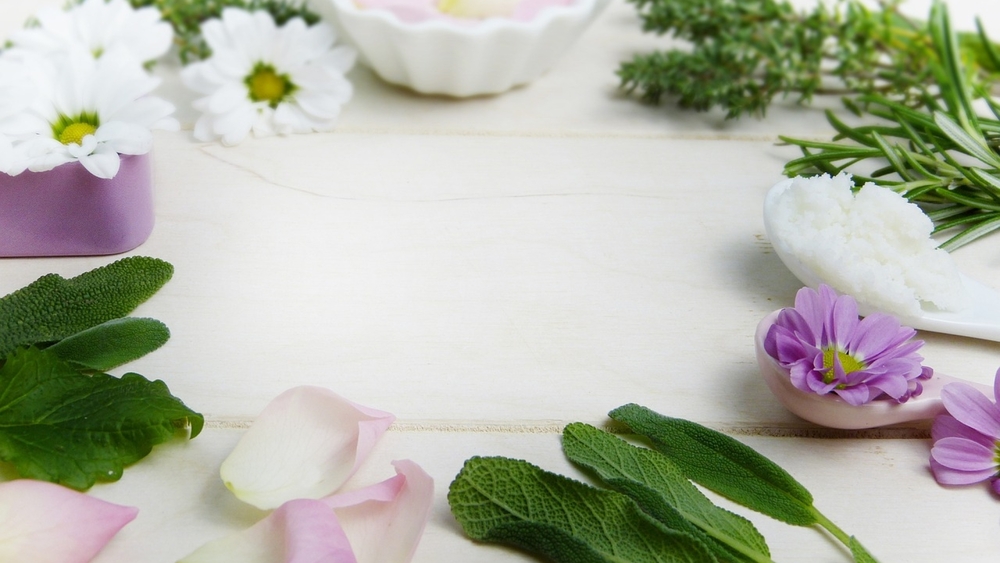 Ein Kräuterbad entspannt und kann Gelenkschmerzen lindern.