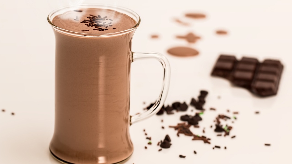 Bei der Hot-Chocolate-Massage wird heißer Schokoladenbalsam auf die Haut gegossen, welcher beruhigen