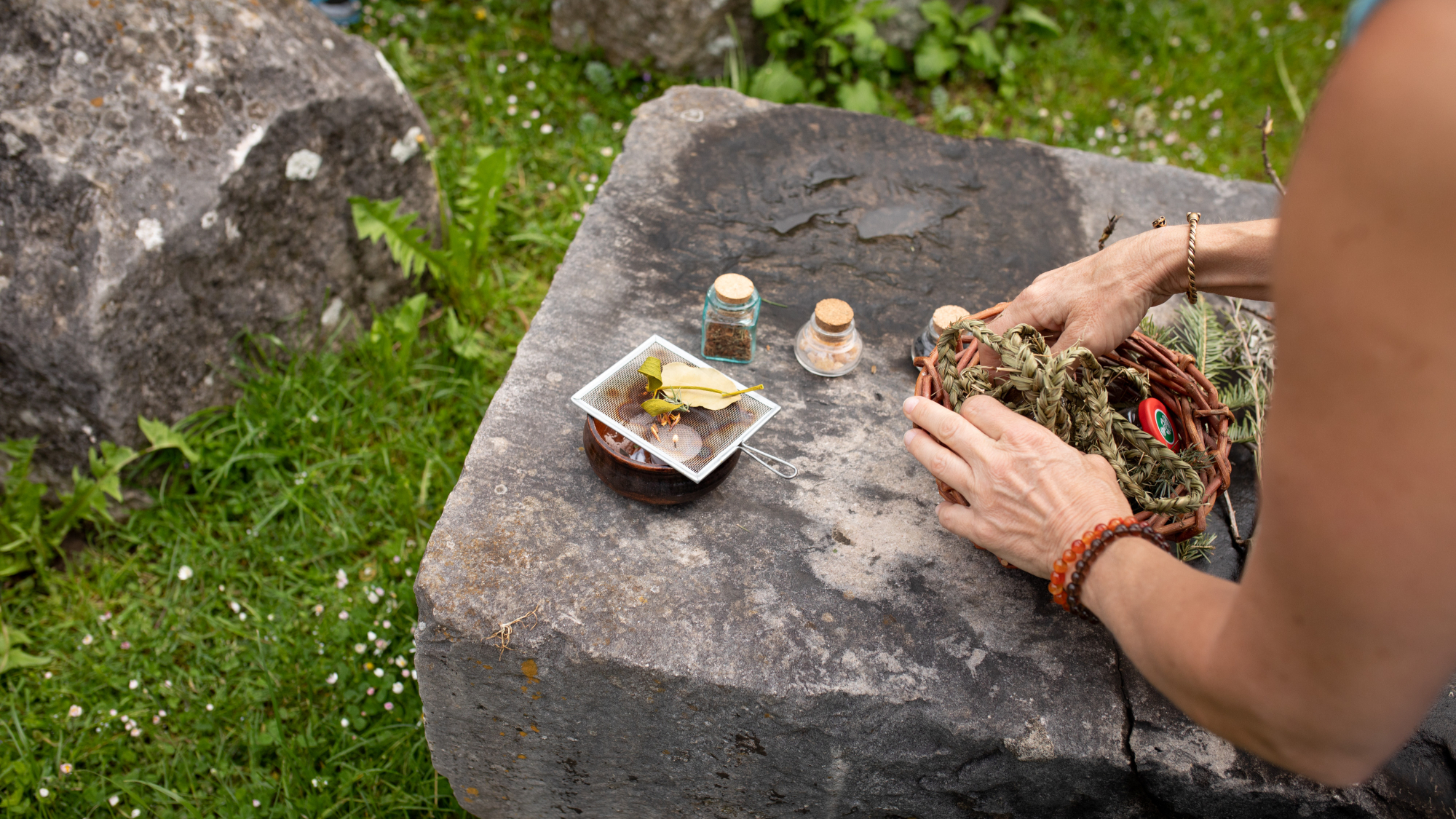 Und einem traditionellen Räucher-Ritual beiwohnen