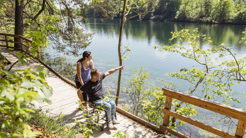 Entlang des Reintalersees in Kramsach befindet sich ein barrierefreier Wanderweg