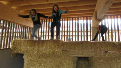 Lari und Svea beim Heuhüpfen