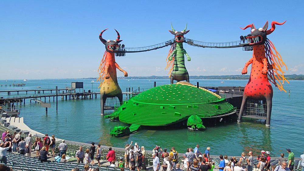 Seebühne mit Tribüne und Publikum