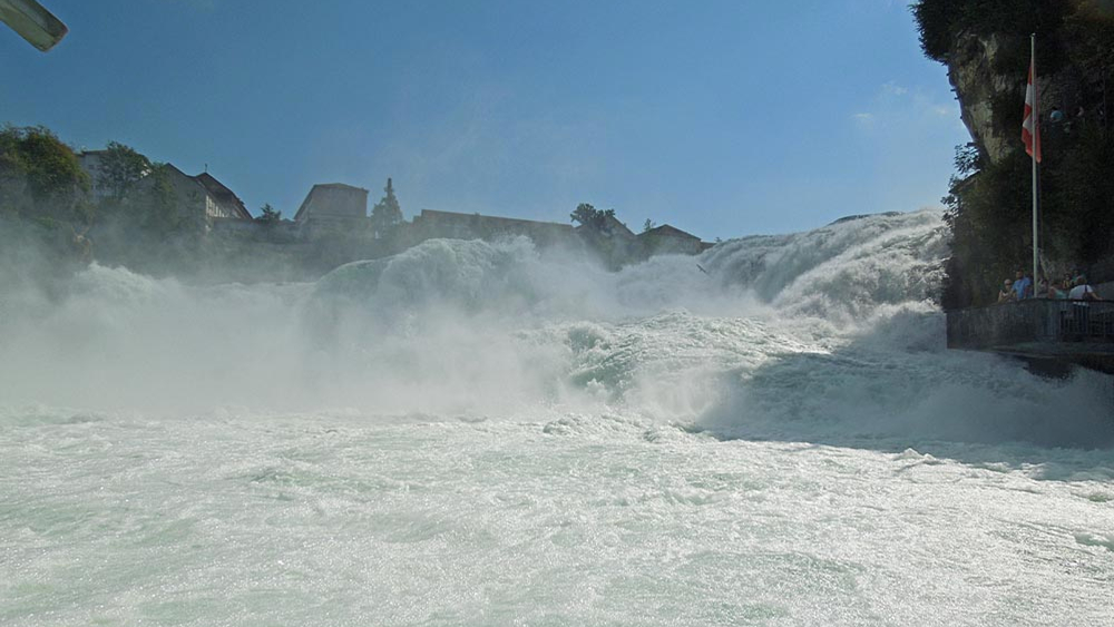 In der Gischt des Rheinfalls