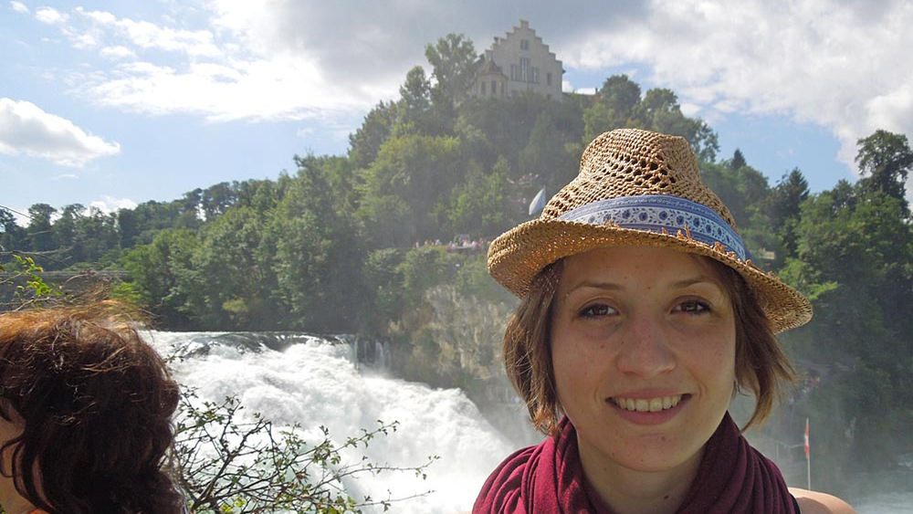 Reporterin Anna vor dem Rheinfall
