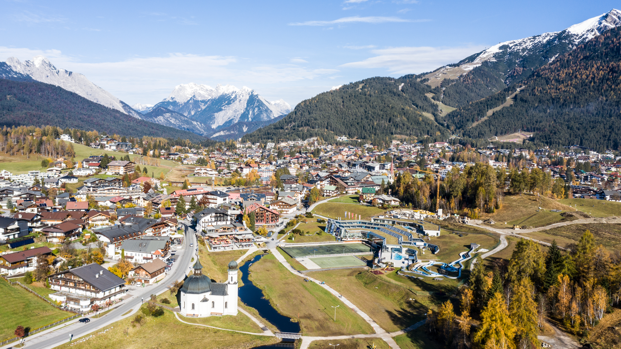 Blick auf Seefeld mit dem Kongresszentrum