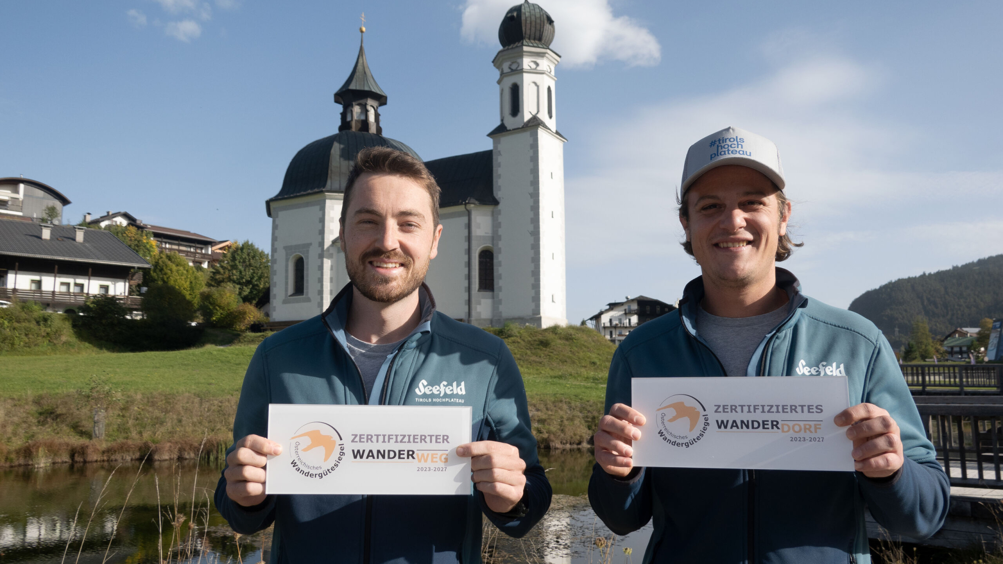 Das Wandergütesiegel vor der Seekirche in Seefeld
