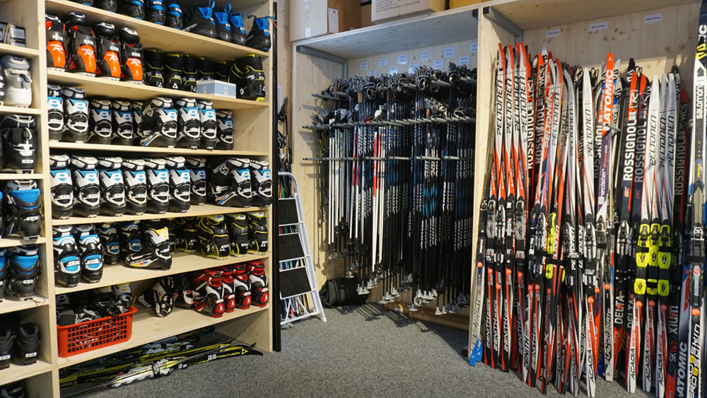 Langlauf-Equipment im Sportshop