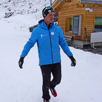 Franco bei einer Gleichgewichtsübung zum Start