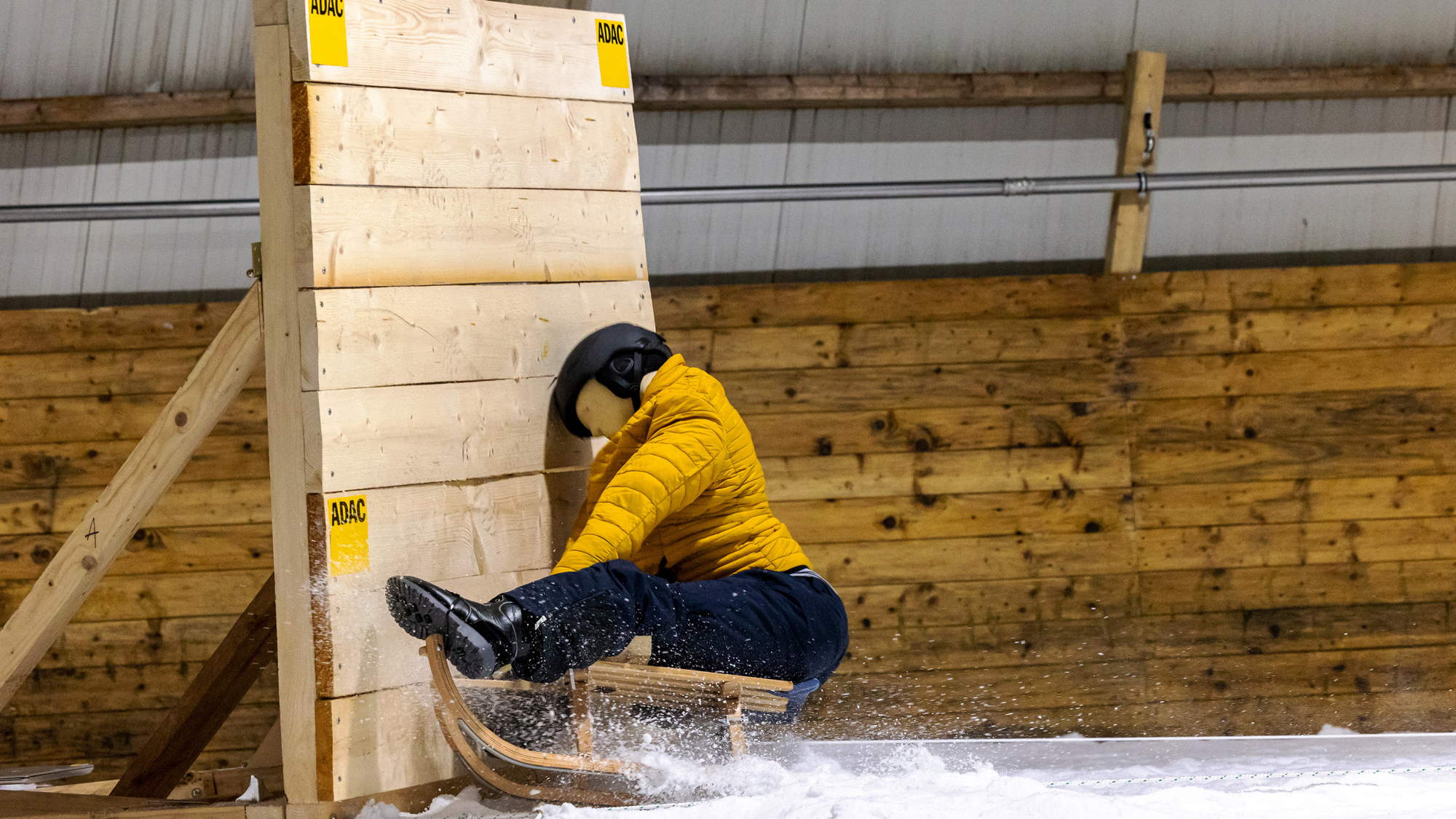 ADAC-Crashtest: Aufprall eines Dummys auf eine Holzwand