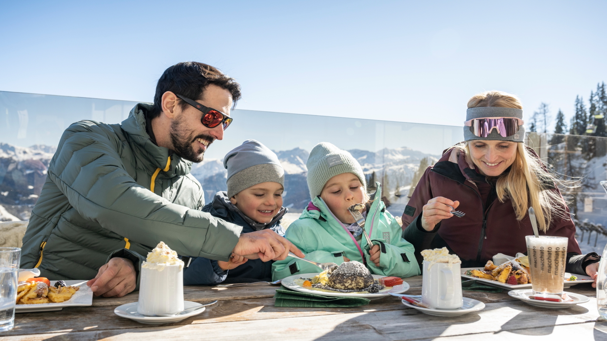 Familie auf der Skihütte