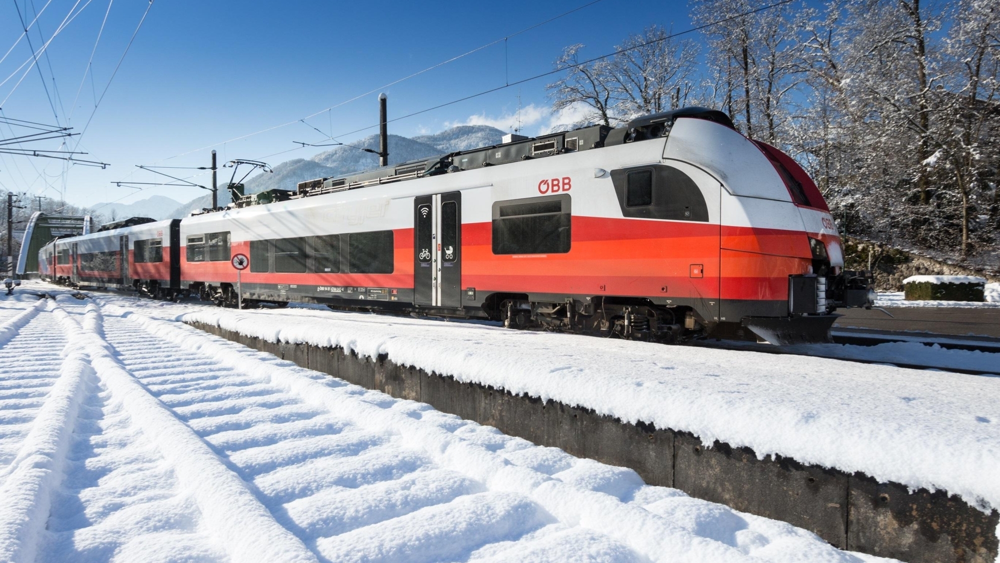 Verschiedene Zugverbindungen nach Zell am See ermöglichen eine nachhaltige Anreise. 