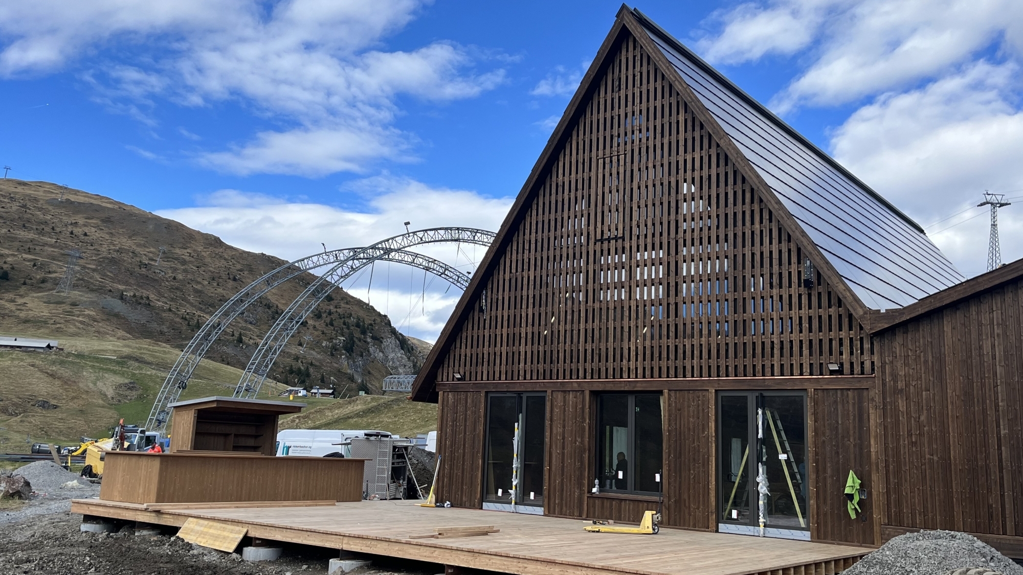Die KuhBar bei der Tschuggenhütte in Arosa wird komplett umgebaut und zur Wintersaison neu eröffnet