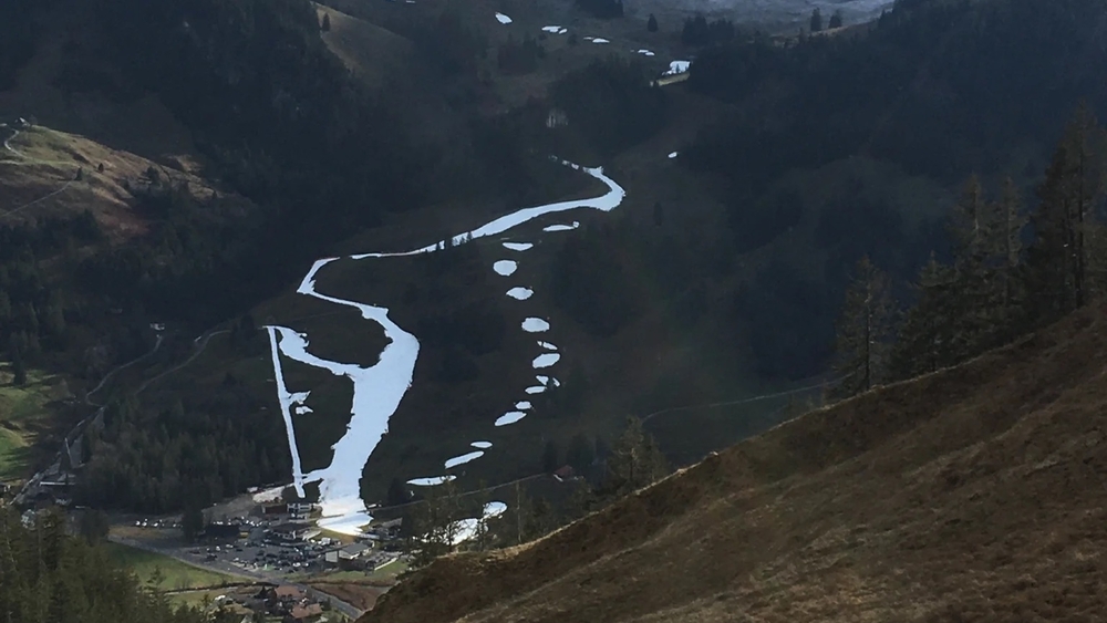  Mitten in der Hochsaison am 27.12.2022 lag das Skigebiet am Kaiseregg im Grünen. 