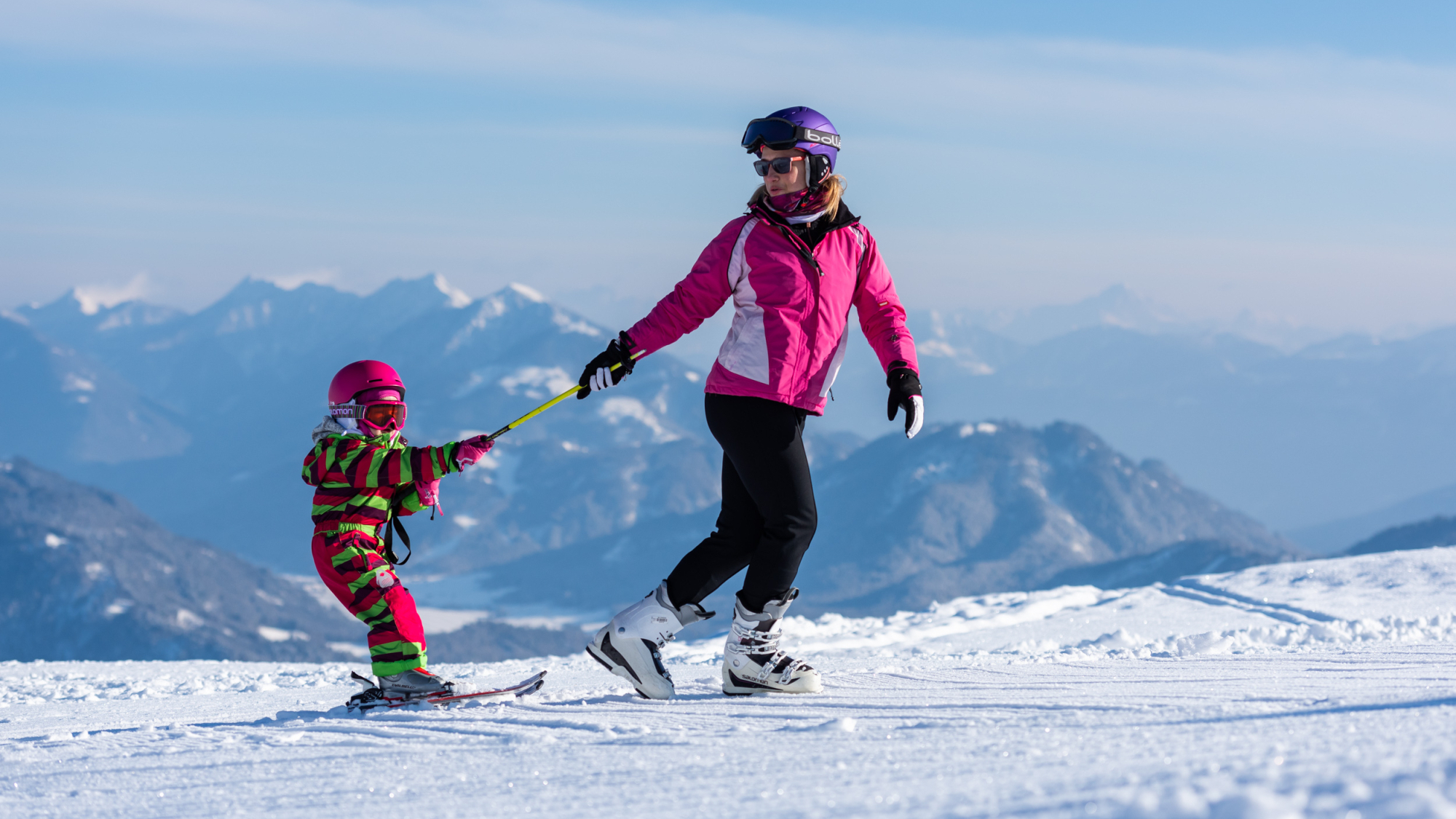 Skifahrenlernen über dem Drautal