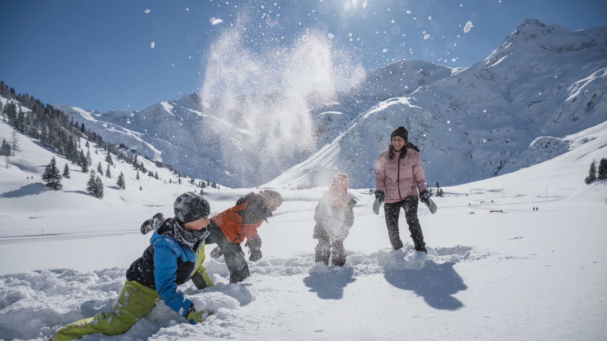 Geschwister gegen Eltern – wer ist wohl der Gewinner bei dieser lustigen Schneeballschlacht?