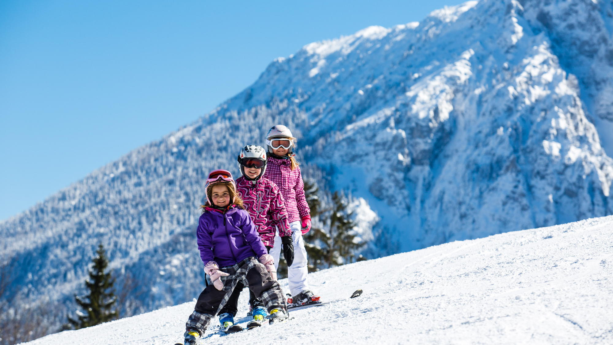 Die Familienskigebiete im Chiemgau bieten die perfekte Bühne für die ersten Schwünge.