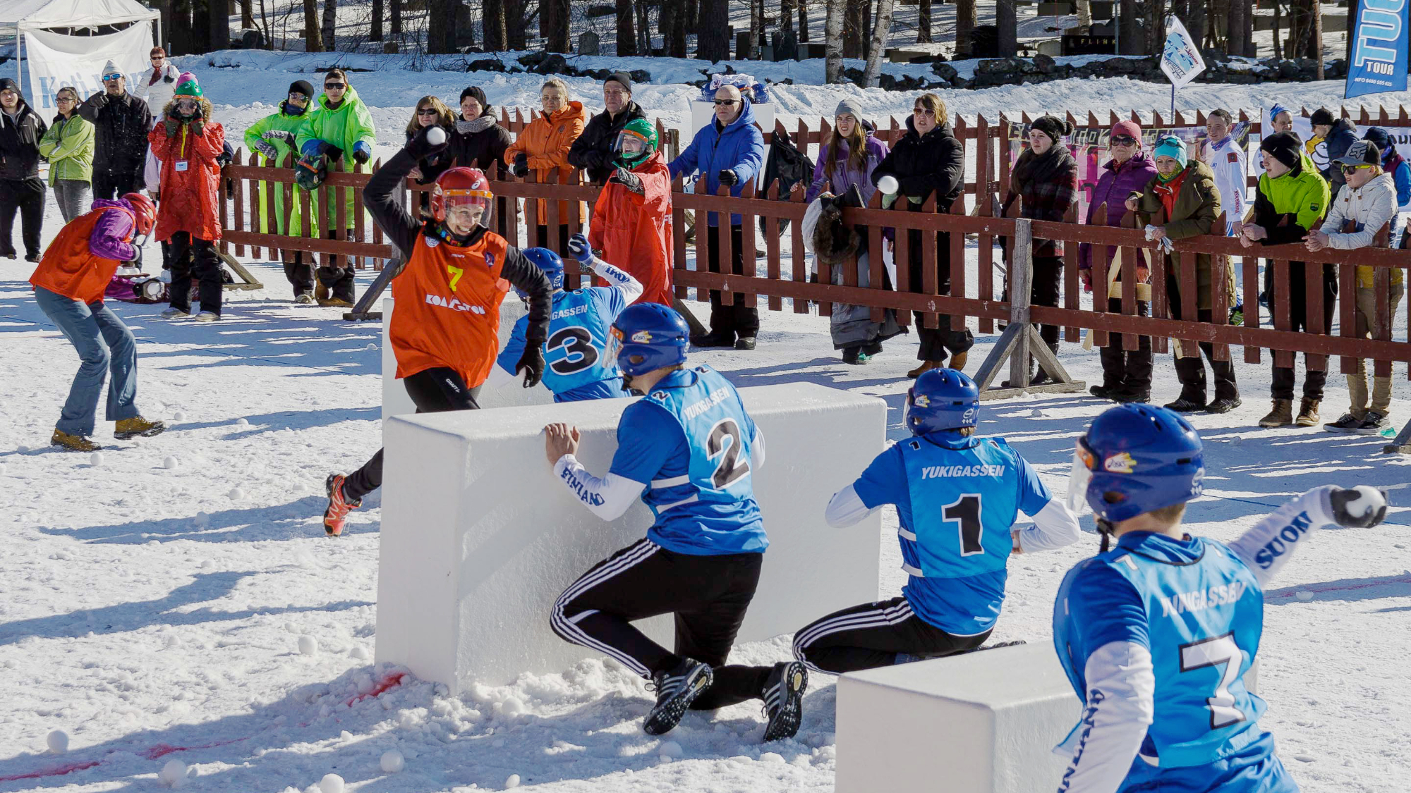 Yukigassen ist in Finnland eine beliebte Wintersportart.