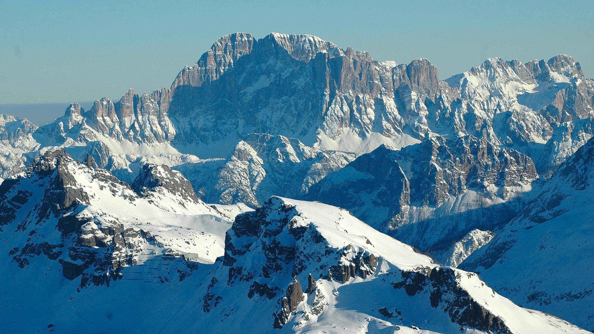 Blick aus dem Raum Arabba zur Civetta (3220m). Die mächtige Civetta-Nordwestwand, bekannt als die Wand der Wände, stand in den 1920er Jahren im Mittelpunkt des alpinistischen
Interesses.