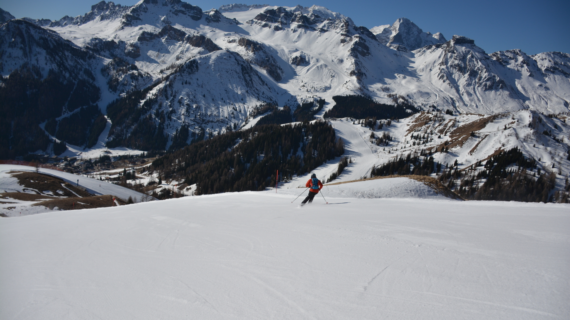 Skifahren vor Dolomiten-Kulisse: Auf der Abfahrt vom Rifugio Bec de Roces (2080 m) nach Arabba
