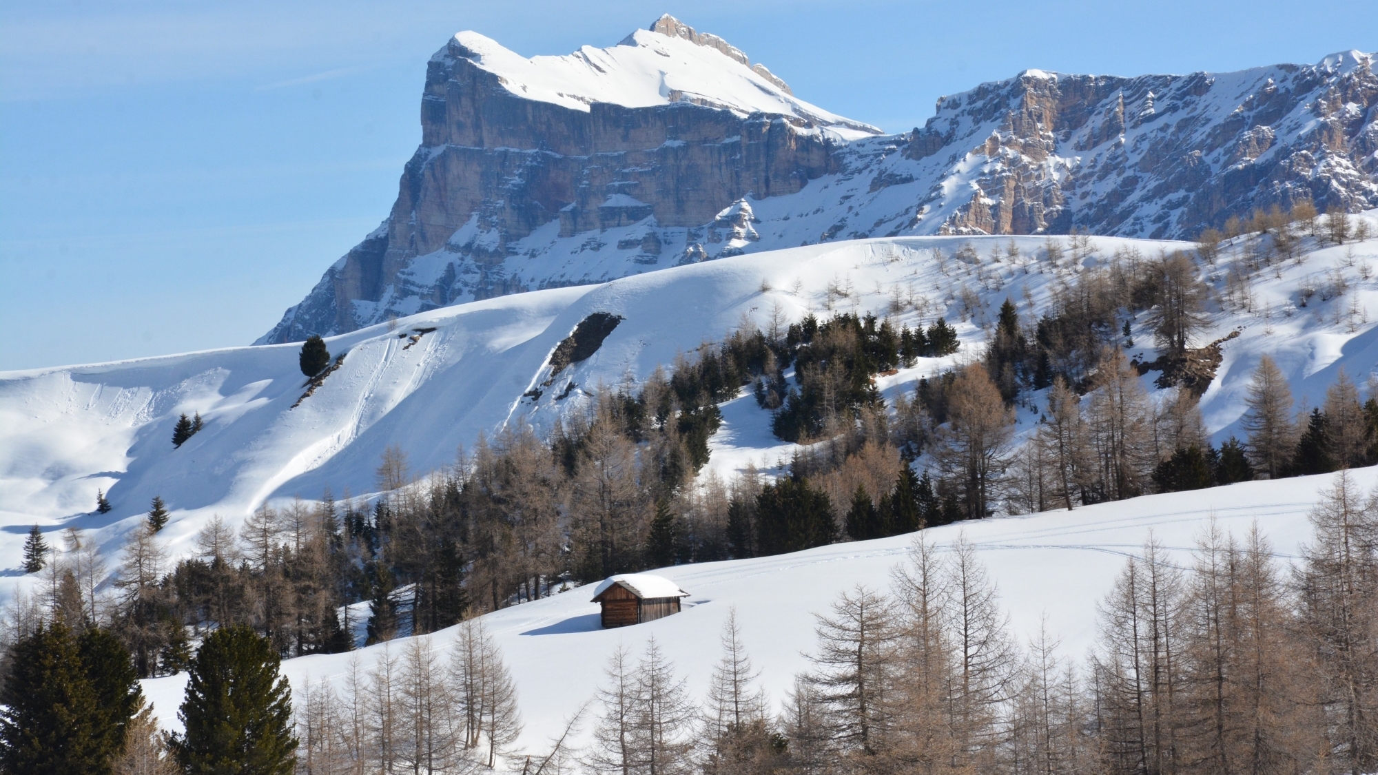 Blick von der Pralongia zum Heiligkreuzkofel (2907m), der rechts davon noch vom Zehnerkofel (3026m) überragt wird
