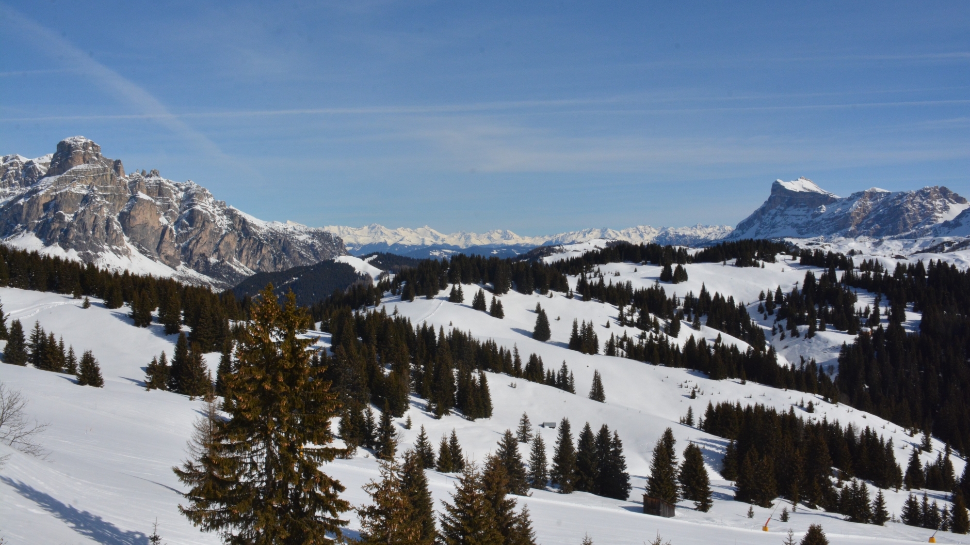 Bei der Auffahrt auf den Monte Cherz (2088m) hat man einen herrlichen Blick über die Pralongia nach Norden, der von der Felsbastion des Heiligkreuzkofel (2907m) im Osten und vom Sassongher (2665m) im Westen eingerahmt wird